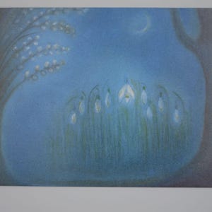 Op de afbeelding: Een pasteltekening van een maanverlichte scène met sneeuwklokjes in een veld. Het kunstwerk heeft een blauw en grijs kleurenpalet, met een halve maan aan de hemel en een boomtak aan de linkerkant.