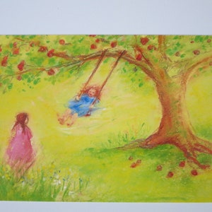 Op de afbeelding: Een pasteltekening van een meisje op een schommel onder een groene boom met rode appels. Een ander meisje in een roze jurk staat te kijken.