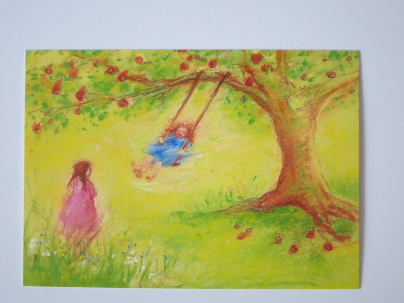Op de afbeelding: Een pasteltekening van een meisje op een schommel onder een groene boom met rode appels. Een ander meisje in een roze jurk staat te kijken.