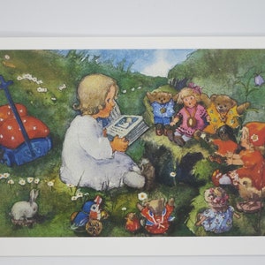 Tempo di favole - cartolina - tavolo stagionale - Waldorf - leggere fiabe - bambini che leggono alle bambole - articolo estivo n