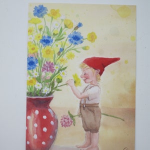 Menino Gnomo com Flores - Cartão Postal - Mesa Sazonal - Waldorf - Aniversário - Anão - Gnomo - Celebração - Art.