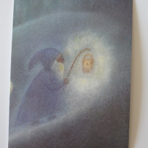 Nain avec lanterne - Table saisonnière - Waldorf - Carte postale - Gnome - Hiver - Neige - Numéro d'article HEPK202