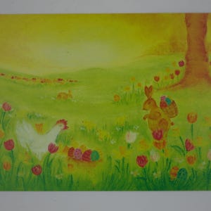 Può includere: Illustrazione a tema pasquale con una gallina bianca, un coniglio marrone con un cesto di uova e tulipani in un campo verde. Un albero e una collina lontana sono sullo sfondo sotto un cielo giallo. L'opera ha un'atmosfera primaverile.