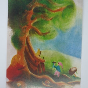 Gnomo construindo uma casa - mesa sazonal - cartão postal - Waldorf - anão - gnomo - árvore - Art.