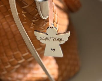 Hanger met beschermengel en hartje – een liefdevolle metgezel voor elke dag en onderweg.
