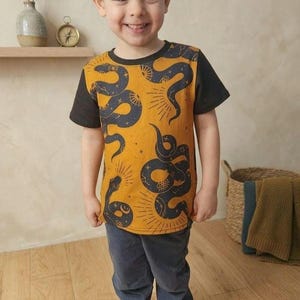 T-shirt Enfant Serpents Mystiques – Style Witchy & Ésotérique - All Over Design Magique Unisexe - Vêtement matching parent enfant