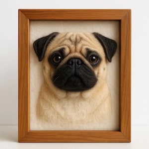 Puede incluir: Retrato de un carlino afieltrado enmarcado. El carlino tiene un pelaje marrón claro con orejas y hocico negros, y ojos marrones grandes y expresivos. La obra de arte está sobre un fondo crema y enmarcada en un marco de madera natural.
