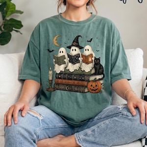 Comfort Colors® Halloween-Shirt für Bücherliebhaber, Lesegeist-Shirt, Grusel-T-Shirt für Leseratten, Hexen-T-Shirt für Bücherwürmer, Halloween-Geschenk für Bibliothekare