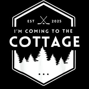 以下が含まれることがあります： 六角形のフレーム内に「I'M COMING TO THE COTTAGE」というテキストが入った白黒グラフィック。デザインには、交差したホッケーのスティック、年号「2025」、森のシルエットが含まれています。