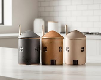 Tarro de cerámica para condimentos con tapa y cuchara, con forma de casa