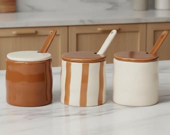 Tarro de cerámica vintage a rayas para especias con cuchara, ideal para guardar especias en la cocina.
