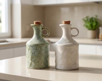 Botella de aceite de cerámica de estilo europeo con tapa de corcho, dispensador de utensilios de cocina con textura artesanal.