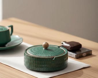 Cenicero de cerámica verde con tapa, diseño de martillo para decoración de escritorio.