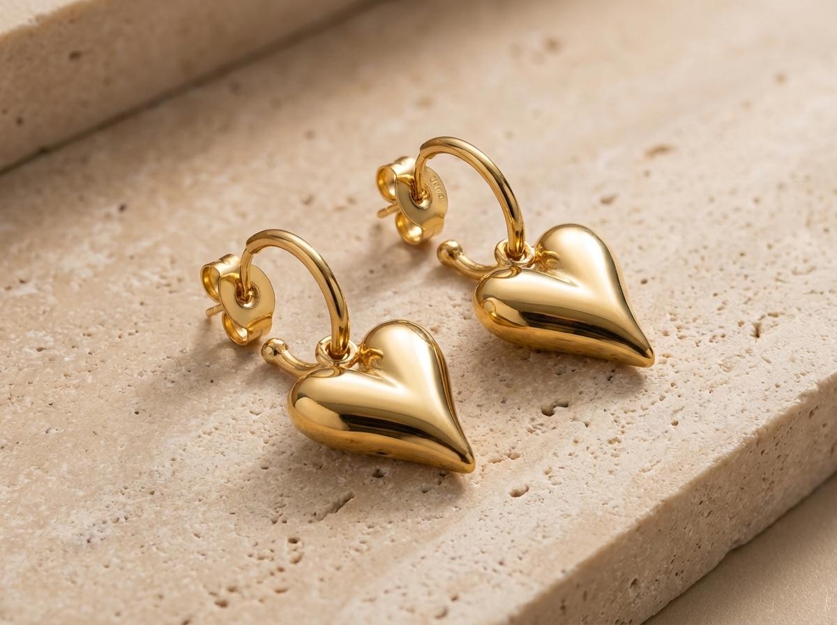 Goudkleurige RVS oorbellen met hartje hanger - Afbeelding 1