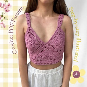 Puede incluir: Un top corto de ganchillo color malva con escote en V, tirantes anchos y complejos motivos cuadrados inspirados en flores. La imagen incluye el texto Crochet PDF Pattern y Step-by-step illustrated, junto con detalles florales.