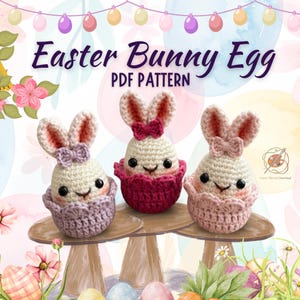 Puede incluir: Tres figuras de huevo de conejo de Pascua de ganchillo en crema, rosa y morado, cada una con un lazo y una cara sonriente. La imagen tiene el texto "Easter Bunny Egg PDF Pattern" y está ambientada sobre un fondo de acuarela con decoraciones de Pascua.