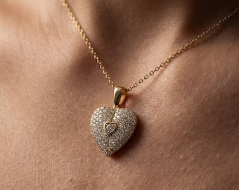 Collar con corazón pavé de oro de 14k y colgante de plata de ley con circonitas cúbicas.