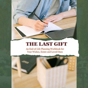 Może przedstawiać: Osoba pisze w notatniku. Widoczny jest tekst "THE LAST GIFT" oraz "An End-of-Life Planning Workbook for Your Wishes, Estate and Loved Ones". Widoczny jest również długopis, laptop i organizer biurowy.