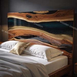 Può includere: Una testiera in legno dal design unico. La testiera presenta un motivo a venature di legno scuro con un fiume di resina blu scuro e dorata. Il testo "ar wooden creation" è visibile sulla testiera.