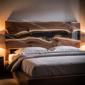 Könnte beinhalten: Ein hölzernes Kopfteil mit dunkler Walnuss-Oberfläche, das ein schwarzes und goldenes Harz-Fluss-Design aufweist. Das Kopfteil ist über einem Bett mit grauer Bettwäsche montiert. Der Text "ar wooden creation" wiederholt sich auf dem Kopfteil.