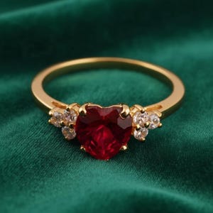 Anillo de rubí con forma de corazón, baño de oro de 14k con detalles de diamantes, anillo minimalista para propuesta de matrimonio.