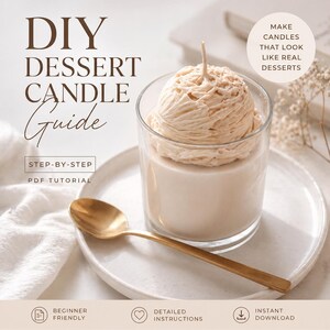 Op de afbeelding: Een DIY Dessert Kaars Gids met een kaars die lijkt op een dessert in een glas. De kaars is beige met een getextureerde bovenkant, en het glas staat op een wit bord met een gouden lepel. Tekst bevat "Maak kaarsen die eruitzien als echte desserts."