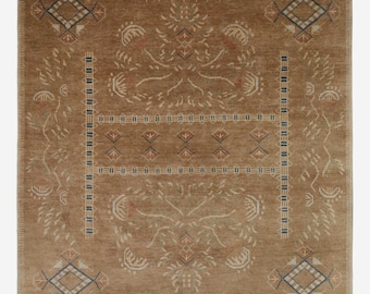 Könnte beinhalten: Ein rechteckiger, brauner Teppich mit einem aufwendigen, symmetrischen Design. Der Teppich weist ein zentrales Blumenmotiv und geometrische Muster in Beige, Rot und Marineblau auf. Der Rand ist dunkler braun mit Diamanten und geometrischen Formen.