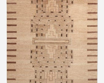Könnte beinhalten: Beiger rechteckiger Teppich mit geometrischem Design in Brauntönen. Der Teppich hat ein zentrales Muster aus abgestuften Formen und horizontalen Streifen an den Rändern. Der Teppich hat einen Fransenrand.