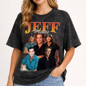Może przedstawiać: Czarny t-shirt z krótkim rękawem z grafiką mężczyzny i napisem "JEFF Probst" w płomiennej czcionce. Koszulka ma wygląd vintage, sprany.
