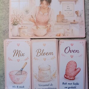 Op de afbeelding: Een set geïllustreerde kaarten met een bakthema. De bovenste kaart toont een vrouw die ingrediënten mengt. Andere kaarten tonen de woorden "Mix", "Bloem" en "Oven", samen met bijbehorende afbeeldingen zoals een garde, bloemzak en ovenwant.