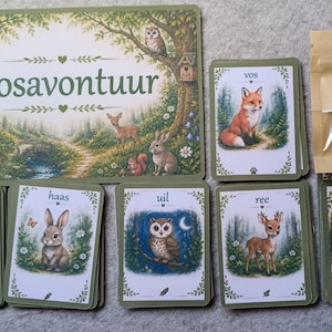 Könnte beinhalten: Ein Brettspiel-Set mit Naturthema. Das Set enthält ein Spielbrett, Karten mit Illustrationen von Waldtieren und Holzspielsteine. Das Spielbrett zeigt den Text "Bosavontuur" und Illustrationen von Fuchs, Reh und anderen Tieren.