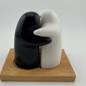 Può includere: Un set di tre tazze in ceramica con finitura opaca e macchiettata. Le tazze sono nei toni crema, grigio chiaro e grigio scuro. Ogni tazza ha un design semplice e minimalista, perfetto per caffè o tè. Le tazze sono alte circa 10 cm.