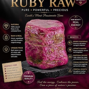 Op de afbeelding: Een ruwe, ongeslepen robijn met een diepe magenta kleur en goudkleurige spikkels. De afbeelding bevat tekstlabels zoals RUBY RAW, 100% NATURAL, en somt voordelen op zoals het vergroten van zelfvertrouwen, succes, emotionele genezing en groei.