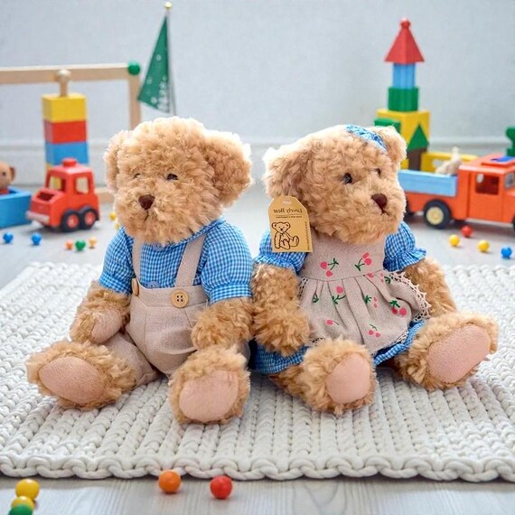 テディベアぬいぐるみ2体セット – 服を着たぬいぐるみ人形、お揃いの服