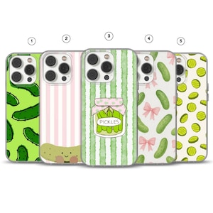 Puede incluir: Cinco fundas de teléfono con diseños de pepinillos. La 1 tiene pepinillos verdes sobre fondo lima. La 2 tiene un pepinillo sonriente sobre rayas rosas. La 3 tiene un frasco con la etiqueta PICKLES sobre rayas verdes. La 4 tiene pepinillos y lazos rosas.