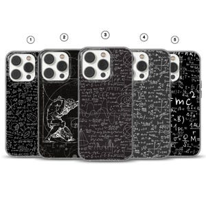 Op de afbeelding: Een verzameling zwarte telefoonhoesjes met witte wiskundige vergelijkingen en diagrammen. Eén hoesje toont een tekening van een persoon, en een ander toont de vergelijking E=mc². De hoesjes zijn ontworpen voor een smartphone.