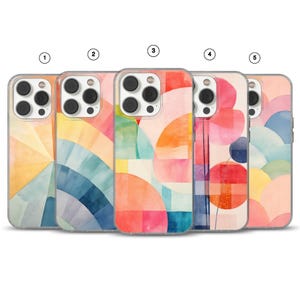 Op de afbeelding: Vijf transparante telefoonhoesjes met kleurrijke abstracte aquarelontwerpen. De hoesjes hebben verschillende geometrische vormen en patronen in tinten geel, blauw, oranje, roze en rood. De hoesjes zijn ontworpen voor een smartphone.