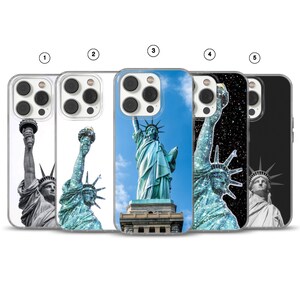 Può includere: Una collezione di cinque custodie per telefoni raffiguranti la Statua della Libertà. Le custodie presentano la statua in vari stili, tra cui una custodia trasparente, uno sfondo bianco, uno sfondo di cielo blu, un effetto glitter e uno sfondo nero. Ogni custodia ha un design diverso.