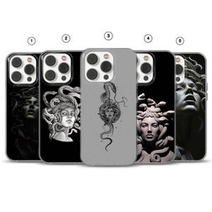 Puede incluir: Una colección de fundas para teléfonos con diseños de Medusa. Las fundas muestran varias interpretaciones artísticas de Medusa, con ilustraciones detalladas en blanco y negro, y una funda gris con un diseño de serpiente.