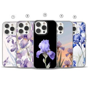 Può includere: Cinque cover per smartphone disposte in fila, ognuna caratterizzata da un design unico con fiori di iris. Le cover mostrano varie interpretazioni artistiche di iris viola e blu su sfondi che variano dal trasparente al nero e ai toni del tramonto.