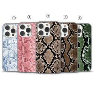 Puede incluir: Cinco fundas para teléfono con estampado de piel de serpiente en varios colores: azul claro, rosa, marrón, beige y verde. Las fundas tienen un acabado brillante y están diseñadas para un smartphone.