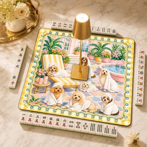 Peut inclure: Un tapis de mah-jong carré illustré de six chiens aux poils bouclés portant des serviettes blanches près d'une piscine, bordé d'un motif à carreaux jaune et blanc. Le tapis est entouré de tuiles de mah-jong blanches avec des caractères noirs et rouges.