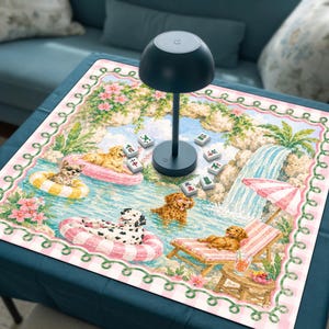 Peut inclure: Un tapis de jeu carré illustré de chiens nageant dans une piscine avec des bouées roses et jaunes, une cascade et une chaise longue. Une lampe gris foncé en forme de champignon est posée au centre, entourée de tuiles de mah-jong éparpillées.