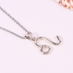 Collar con el símbolo del signo Leo - Colgante de plata 925 - Joyería astrológica para mujer - Regalo de cumpleaños de julio/agosto - Charm minimalista con el símbolo de Leo