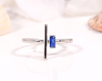 Anillo de barra abierta de circonita azul en plata esterlina hecho a mano, joyería geométrica moderna