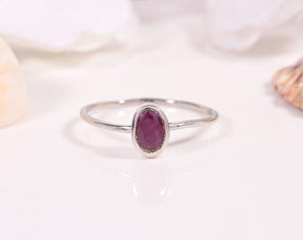 Anillo de rubí natural en plata 925, gema ovalada roja de 6 x 4 mm, joya de piedra natal de julio, delicado anillo solitario apilable, regalo minimalista para ella.