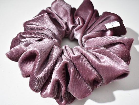 VELVET MINI SCRUNCHIE DUSTY ROSE VELVET MINI SCRUNCHIE DUSTY ROSE