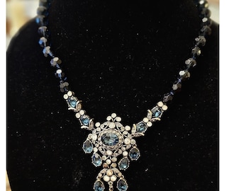 Collar llamativo Art Deco de cristal azul marino "Objeto de deseo" de Heidi Daus