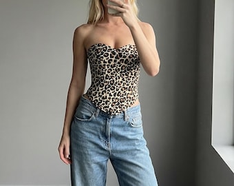 Leopardfärgad satinkorsetttopp, satinbustier i avslappnad stil, elegant korsett med djurmönster, satinbustier i avslappnad stil, överbystkorsett i vardagsstil