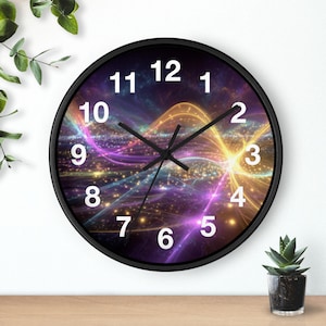Könnte beinhalten: Runde, schwarze Wanduhr mit einem lebendigen, abstrakten Design in Lila, Gold und Blau. Das Zifferblatt hat weiße Ziffern und schwarze Zeiger. Die Uhr ist an einer weißen Wand befestigt. Der Durchmesser beträgt ca. 30 cm.